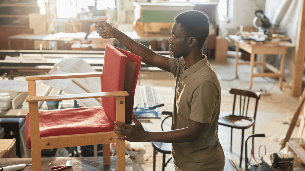 artisan travaillant sur la rénovation d'une chaise