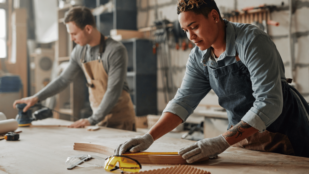 artisans travaillant le bois