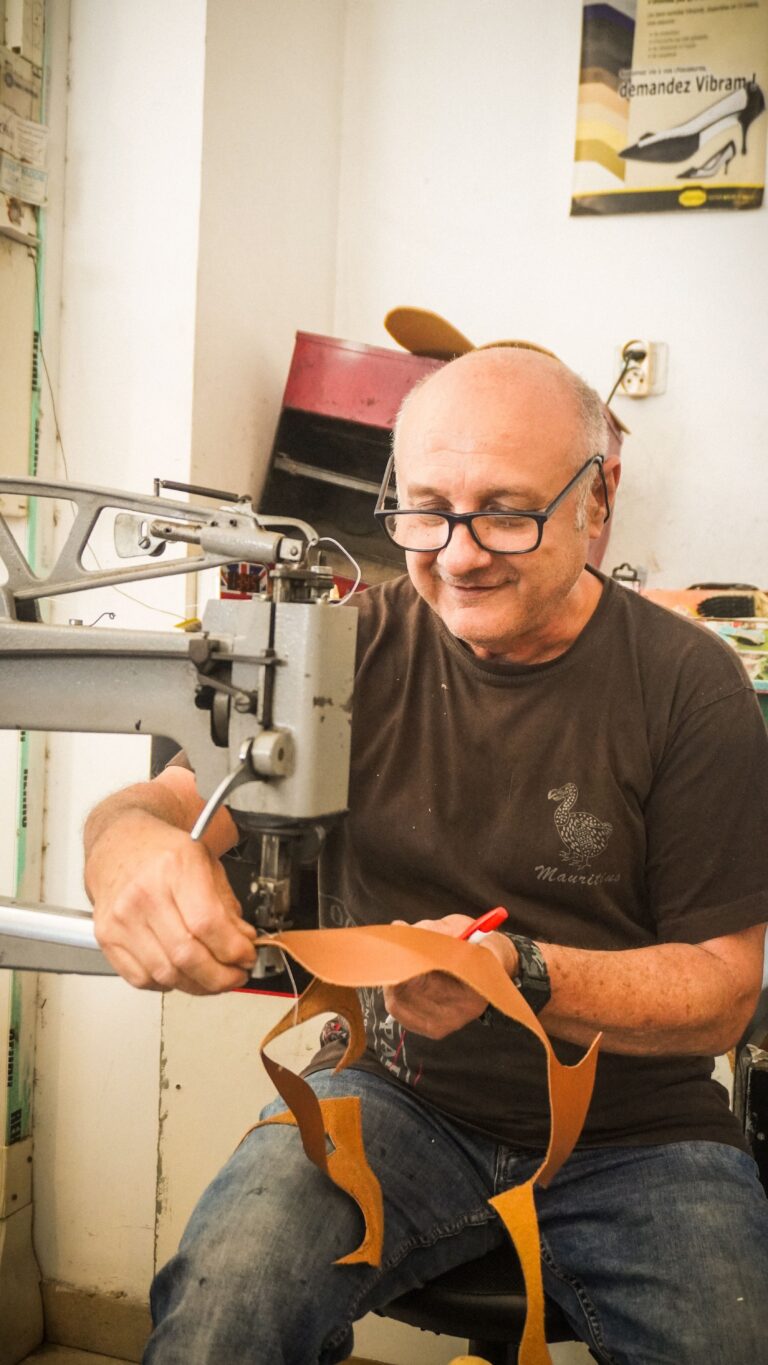 artisan réparant une chaussure