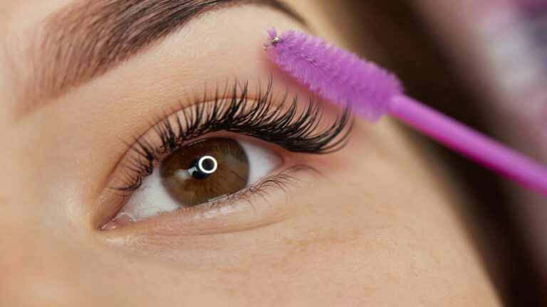 Extension de cils couleurs et volume russe